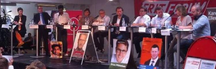 Valgkomik. »Jeg synes rent ud sagt, at Joachim støder kuglerne den helt forkerte vej her«, sagde en grinende Mogens Lykketoft under debatten på RUC i dag. Der var i det hele taget en løssluppen stemning på 'det røde universitet. 