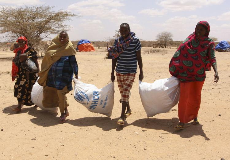 HUNGERSNØD. Somaliere bærer sække med fødevareforsyninger fra FN's flygtningeorganisation hjem til en lejr i Dollow i Somalia. 