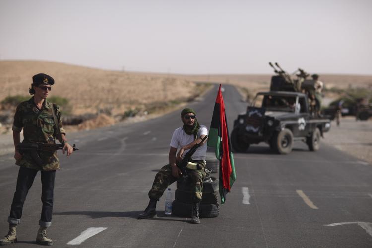 Kontrolpost. Det er endnu ikke lykkedes oprørerne at finde den libyske diktator Moamar Gaddafi. Her ses rebeller ved et checkpoint mellem byerne Tarhouna og Bani i går. 