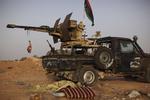 Hviletid. En libysk oprørssoldat sover på vejen mellem Tarhouna og Bani Walid ved siden af sin antiluftskytskanon. Fra kanonen hænger det næste måltid - en ged. 