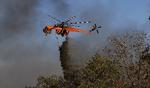 Hundreder af brandmænd er sat ind mod naturbrandene. Også adskillige brandhelikoptere er sendt i luften for at hælde vand over naturbrandene. 
