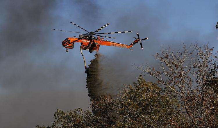 Hundreder af brandmænd er sat ind mod naturbrandene. Også adskillige brandhelikoptere er sendt i luften for at hælde vand over naturbrandene. 