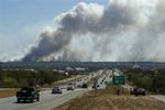 NATURBRANDE. Kraftige vinde og knastør natur er skyld i, at flere omfattende brande nu raser i det centrale Texas. Her ses røgfanerne fra flammer, der nærmer sig byen Bastrop. 