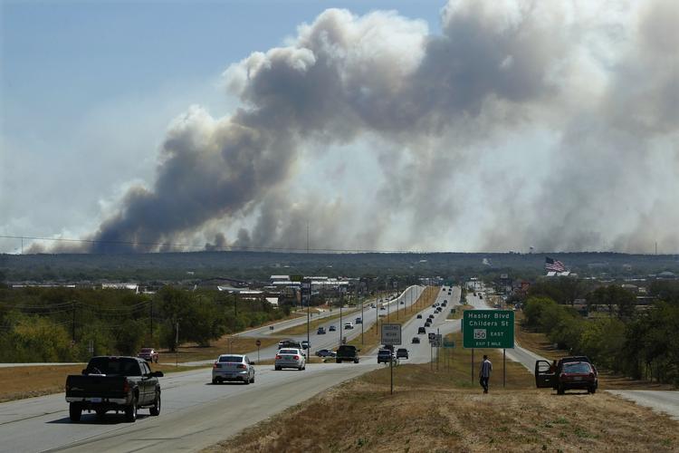 NATURBRANDE. Kraftige vinde og knastør natur er skyld i, at flere omfattende brande nu raser i det centrale Texas. Her ses røgfanerne fra flammer, der nærmer sig byen Bastrop. 