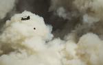 BRANDSLUKNING. Helikopter fotograferet under indsatsen for at nedkæmpe flammerne omkring byen Bastrop i Texas. 