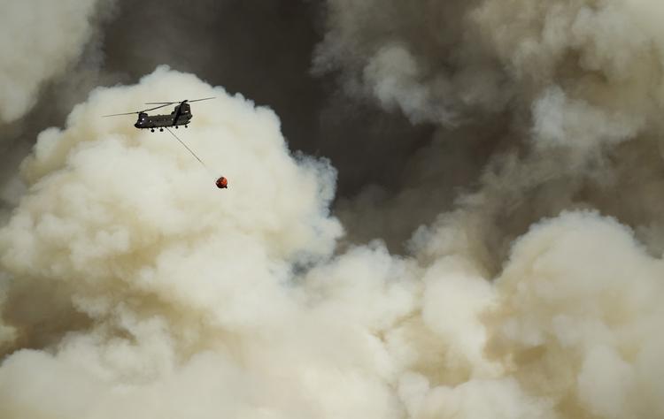BRANDSLUKNING. Helikopter fotograferet under indsatsen for at nedkæmpe flammerne omkring byen Bastrop i Texas. 