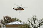 Helikopter flyver over Bastrop under bekæmpelsen af naturbrand. 