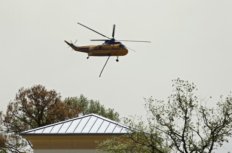 Helikopter flyver over Bastrop under bekæmpelsen af naturbrand. 