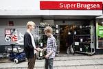 Ulovligt. Søren og Nicolai blev ikke spurgt om alder ved køb af cigaretter i SuperBrugsen. 