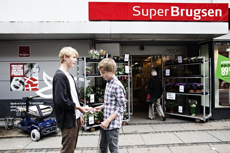 Ulovligt. Søren og Nicolai blev ikke spurgt om alder ved køb af cigaretter i SuperBrugsen. 