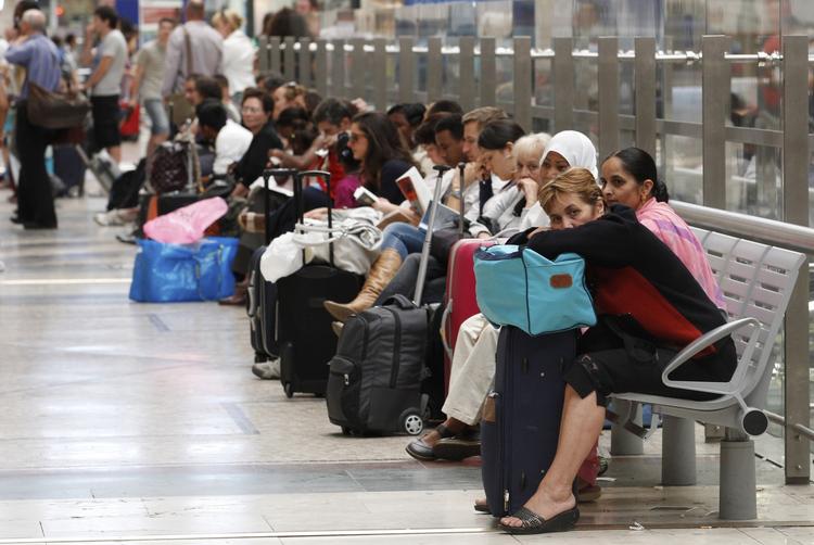 Ventetid. Flypassagerer rammes af generalstrejke tirsdag. Her er det fra juli måned, hvor Italien også var ramt af arbejdsnedlæggelser. 