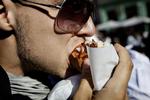 Haps. Søndag dystede en række af landets bedste kokke i disciplinen hotdog. Paul Cunningham vandt med en pølse farve sort med blæksprutteblæk. Arkivfoto. 