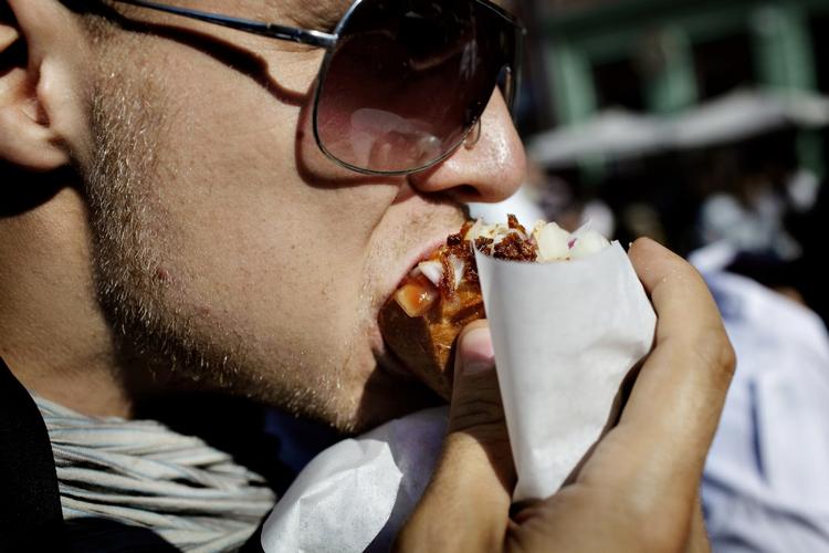 Haps. Søndag dystede en række af landets bedste kokke i disciplinen hotdog. Paul Cunningham vandt med en pølse farve sort med blæksprutteblæk. Arkivfoto. 