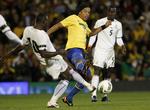 Nærkamp. Ghana-spillerne gik flere gange i løbet af kampen hårdt til de brasilianske stjerner. 