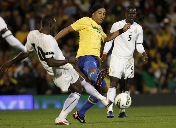 Nærkamp. Ghana-spillerne gik flere gange i løbet af kampen hårdt til de brasilianske stjerner. 