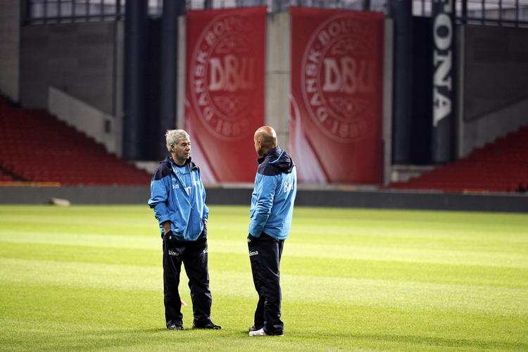 CHEFEN. I 109 landskampe har Egil 'Drillo' Olsen (tv.) haft ansvaret for Norge, men det er kun anden gang, han skal sidde på bænken i Parken. Første gang var i 1998, da Norge vandt 2-0 i en venskabskamp som optakt til VM-slutrunden i Frankrig, der afsluttede hans første periode som landstræner. 