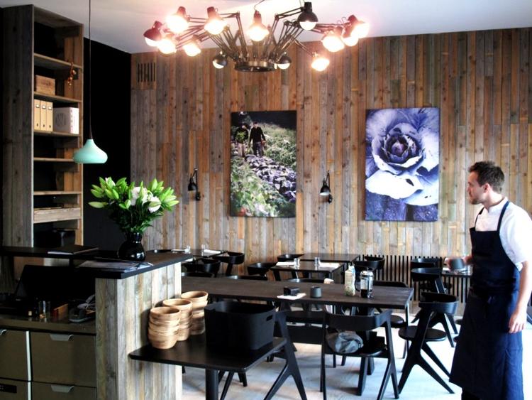 Åbning. Kokken Rasmus Kliim gør sig klar til åbningen af den ny restaurant Radio. Det er Claus Meyers kone Christina Meyer Bengtsson, der har indrettet lokalerne med gamle patinerede brædder og enkle, sorte møbler. 