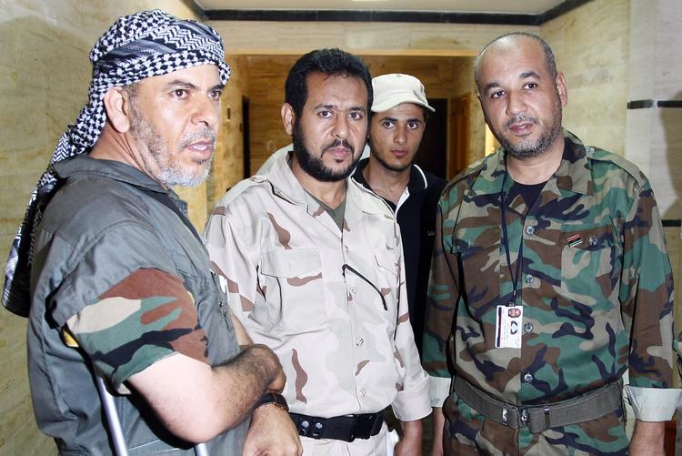 Anklager. Den libyske oprørsleder Abdel Hakim Belhadj anklager briterne for at være involveret i hans tilfangetagelse under Gaddafi-styret. Her ses Belhadj i midten omgivet af to andre oprørsledere. 