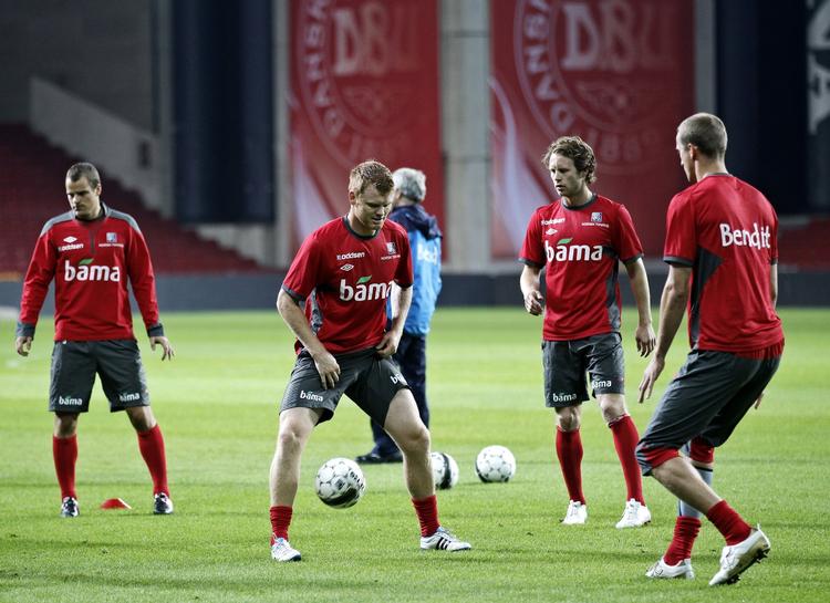 uvant. Under mandagens træning fik John Arne Riise en tur i midten under opvarmningen, men ellers er hans plads primært på venstrekanten. 