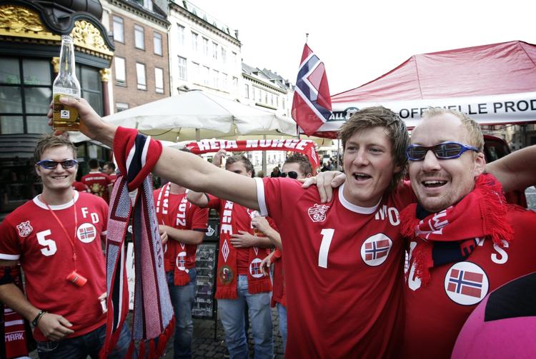 Optakt. Norske fodboldfans liver de københavnske gadebillede op med slagsange og feststemning. 