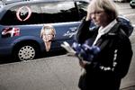 Gadeplan. Pia Kjærsgaard førte kampagne på gaden i Hellerup i dag. Der var brocher og bolsjer, en ethjulet cykel og en kampagnehund, men ikke mange vælgere. 