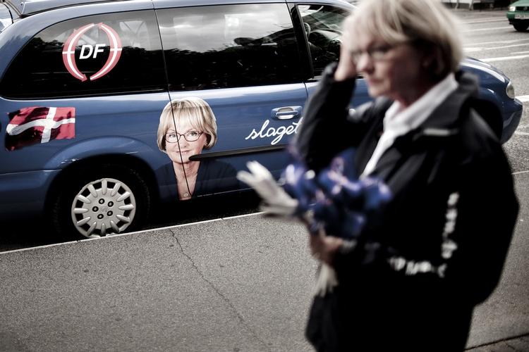Gadeplan. Pia Kjærsgaard førte kampagne på gaden i Hellerup i dag. Der var brocher og bolsjer, en ethjulet cykel og en kampagnehund, men ikke mange vælgere. 