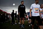 SUNDHED. Manu Sareen (R), der her løber DHL-stafet i København, vil tvinge mænd til at gå til lægen. Han vil gøre op med det, han kalder social ulighed på sundhedsområdet. 