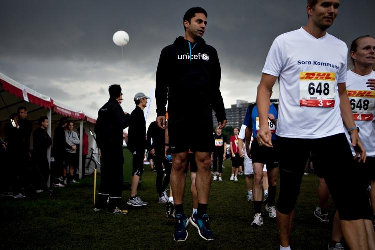 SUNDHED. Manu Sareen (R), der her løber DHL-stafet i København, vil tvinge mænd til at gå til lægen. Han vil gøre op med det, han kalder social ulighed på sundhedsområdet. 