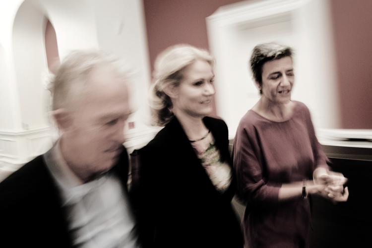Forslag. Ifølge Villy Søvndal vil det såkaldte brugerbetalingsstop fungere ligesom regeringens skattestop. Men det er kun de to til venstre, der synes, det er en god ide. Her ses de tre på Borgen i søndags. 