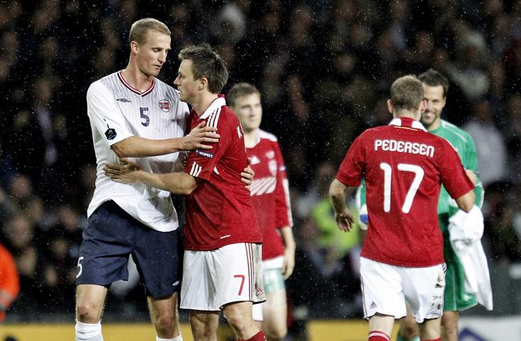 Nedtur. En skuffet Brede Hangeland hilser på Danmarks William Kvist efter nederlaget. 