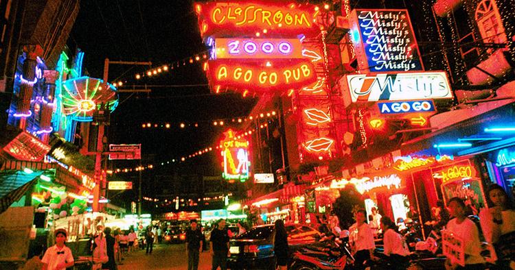 SEX. Pattaya betragtes ofte som et udpint og nedkørt turisthul, hvor sexturismen er udbredt. 