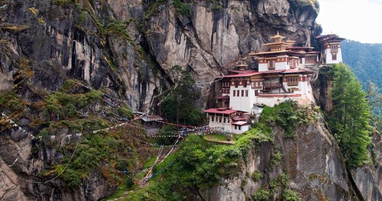 Afsides. Det lille kongerige i Himalaya, Bhutan, er et af verdens dyreste lande. 
