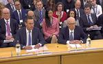 For en måned siden sad Rupert Murdoch og hans søn James Murdoch til afhøring blandt parlamentsmedlemmerne. Bag ved de to sidder Rupert Murdochs kone, Wendi. 