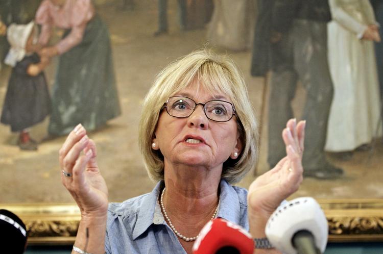 Skred. S og SF vil bløde udlændingereglerne op, mener Pia Kjærsgaard (DF). Det bekymrer hende. 