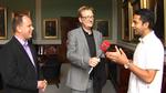 Tørklæde. Skal det være ulovligt at bære religiøse hovedbeklædninger som offentligt ansat? Det spørgsmål debatterer Martin Henriksen (tv.) og Manu Sareen (th.). 