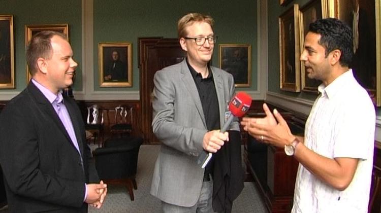 Tørklæde. Skal det være ulovligt at bære religiøse hovedbeklædninger som offentligt ansat? Det spørgsmål debatterer Martin Henriksen (tv.) og Manu Sareen (th.). 