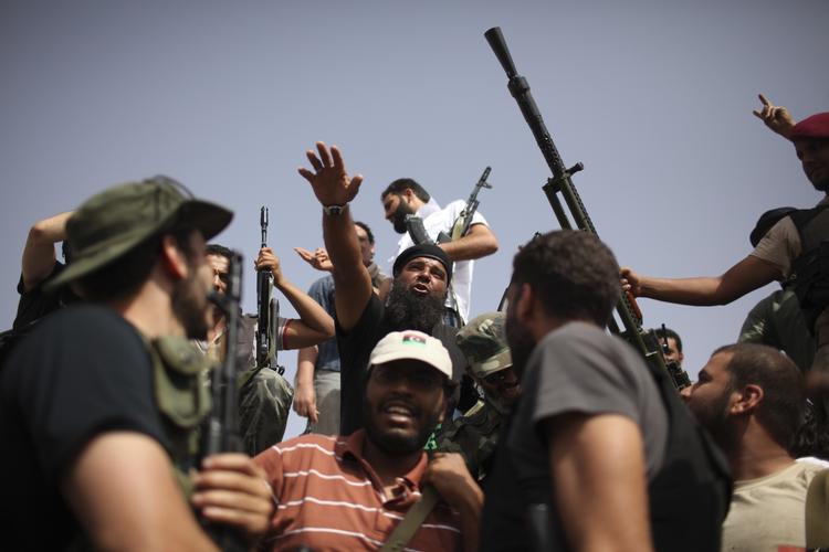 Jubel. Libyske oprørere ved Bani Walid glæder sig over de militære fremskridt. 