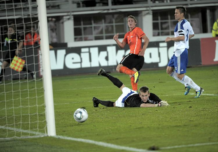 0-2. Esbjergmålmanden Lukas Hradecky strækker sig forgæves efter skuddet fra Luuk de Jong, der sikrede Holland en 2-0-sejr i Finland. 