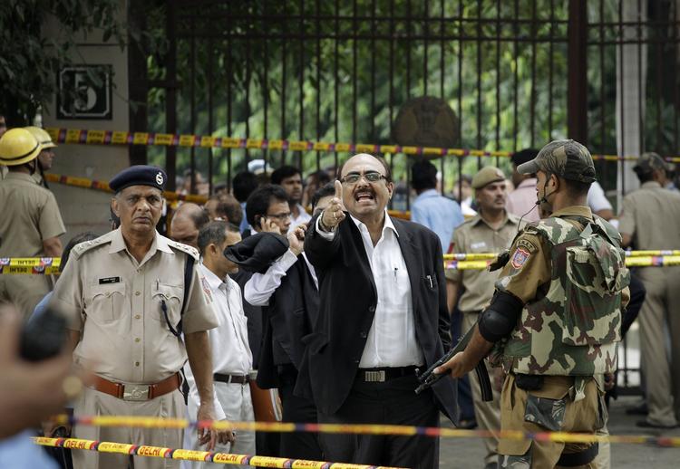 Terror. En taske med en bombe anbragt ved en reception ved landsretten i den indiske hovedstad, New Delhi, har dræbt mindst ti mennesker. 