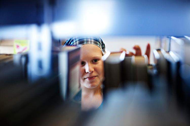 Tilfredse. Både unge og ældre er glade for at komme på det lille bibliotek i Strøby Egede. Caroline Malmberg (billedet) elsker, at man kan låne bøgerne uden at betale, og Tonni Larsen (se billede nede i artiklen) får inspiration til ny læseoplevelser. 