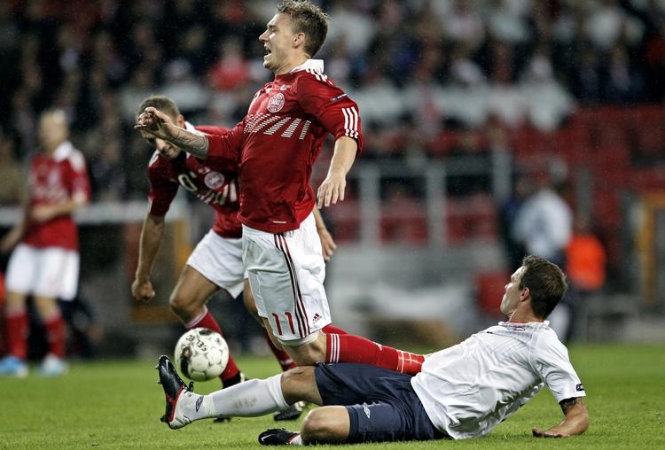 Ustoppelig. Der skulle ulovlige midler til for at bremse Nicklas Bendtner i aftes. 