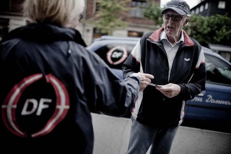 Kampagne. Valgplakater og brochurer bliver suppleret med 2,5 millioner valgaviser fra DF denne weekend. 