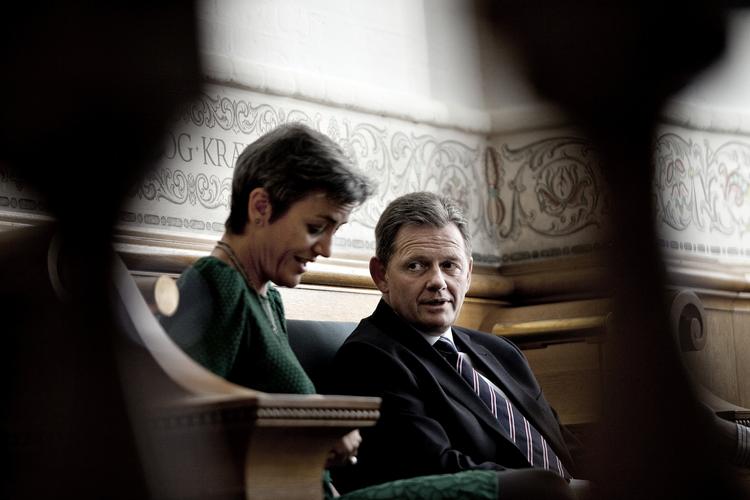 Mediekritik. »De første opinionstal efter sidste weekends opsigtsvækkende håndslag mellem Margrethe Vestager (R) og Lars Barfoed (K) viste, at opbakningen til Konservative var røget under 5 pct. - hvilket fik TV 2's politiske redaktør, Henrik Qvortrup, og Ekstra Bladets chefredaktør Poul Madsen til på TV 2 News nærmest at dømme håndslag, regering, parti og partiformand ude. Goddaw do«. 