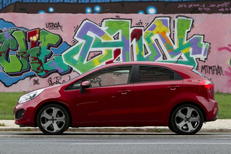 Sparemester. Indtil videre er Kia Rio den bil, der kører længst på literen. Men den kan hurtigt blive vippet af tronen. 
