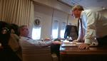 Tvivl. Bush om bord på Air Force One i timerne efter terrorangrebene 11. september 2001. 'Krigens tåger' og dårlige kommunikationslinjer gjorde, at sandheden det meste af formiddagen og eftermiddagen var svær at finde. 