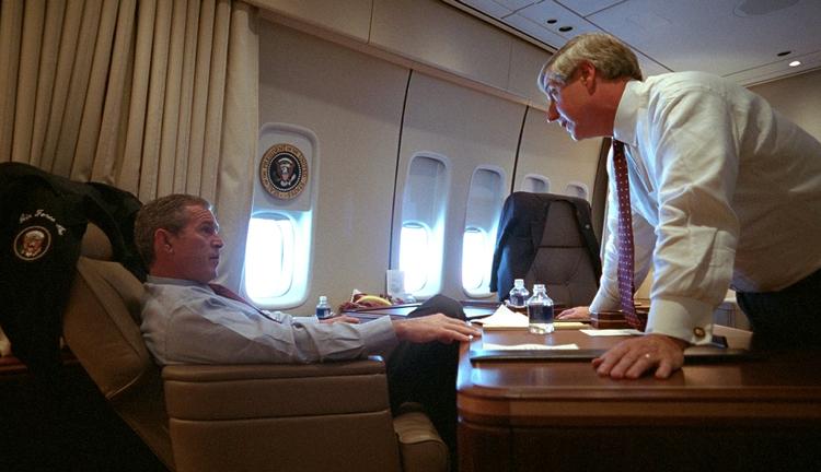 Tvivl. Bush om bord på Air Force One i timerne efter terrorangrebene 11. september 2001. 'Krigens tåger' og dårlige kommunikationslinjer gjorde, at sandheden det meste af formiddagen og eftermiddagen var svær at finde. 