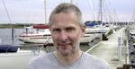 FRIGIVET. Faderen fra gidselfamilien Jan Quist fotograferet d. 10. maj 2004 i Kalundborg. De syv danske sejlergidsler, der siden 24. februar har været gidsler hos somaliske pirater, er frigivet. Det oplyser Udenrigsministeriet. 