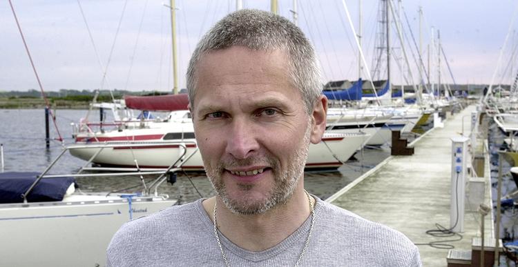 FRIGIVET. Faderen fra gidselfamilien Jan Quist fotograferet d. 10. maj 2004 i Kalundborg. De syv danske sejlergidsler, der siden 24. februar har været gidsler hos somaliske pirater, er frigivet. Det oplyser Udenrigsministeriet. 