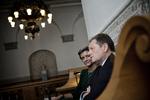KRITIK. Lars Barfoed (K) og Margrethe Vestager (R) fortæller om deres nye politiske samarbejde i Vandrehallen på Christiansborg. Samarbejdet kan ses som en skjult kritik af Lars Løkke Rasmussen (V), mener masterstuderende. 