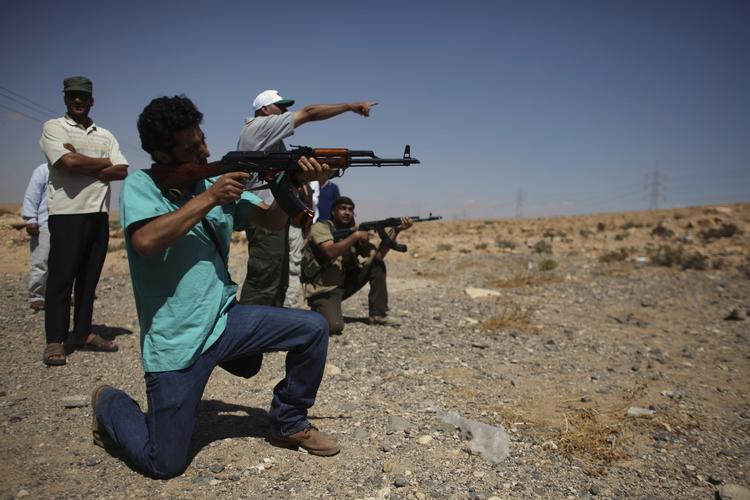 Træning. Oprørere øver sig i at skyde ved et checkpoint i nærheden af byen Bani Walid, hvor Gaddafi ifølge oprørerne gemmer sig. 